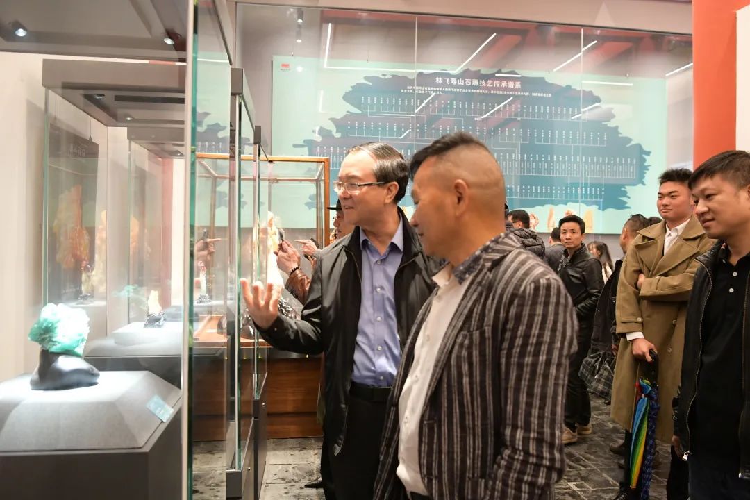 10林飞带领嘉宾参观展览.jpg