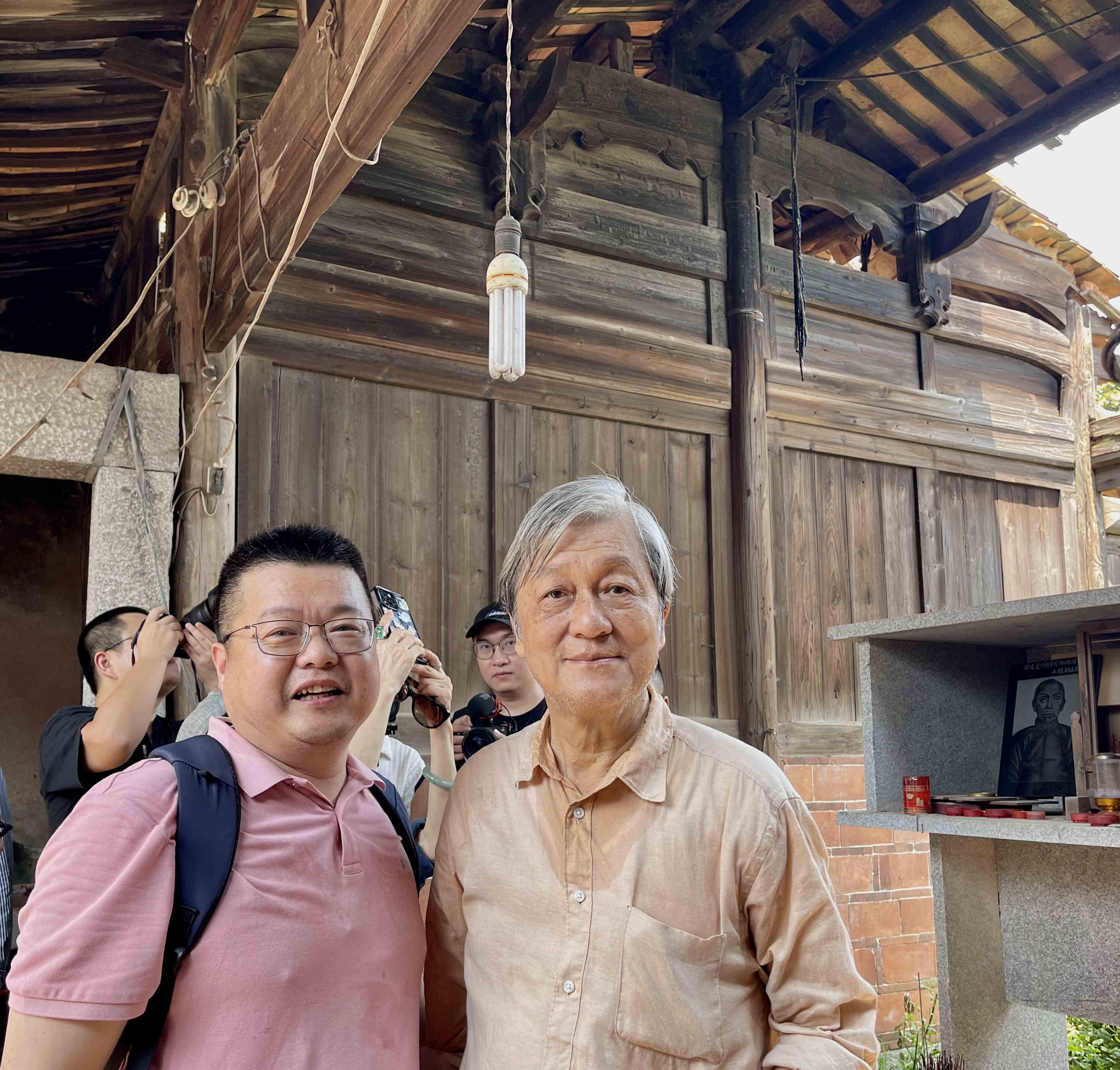 李乾朗教授（右）与参与起草32项国家木构专业的标准制定者厦门明红堂黄灿工程师（左）在王益顺故居合影_副本.jpg